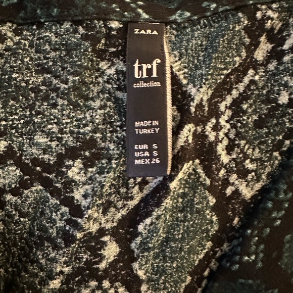 Snake print button down top - Picture 5 of 5